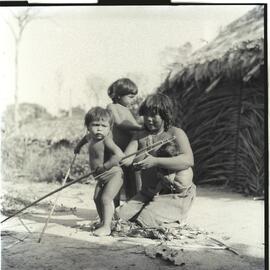 Índia Urubu com filhos