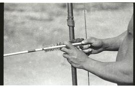 Índio segurando o arco e flecha