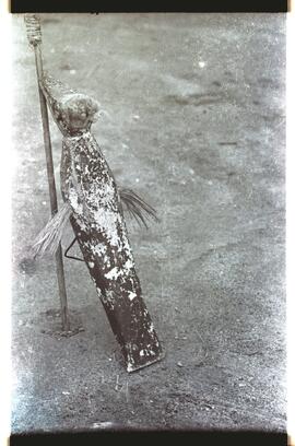 Ninho e boneco de pau
