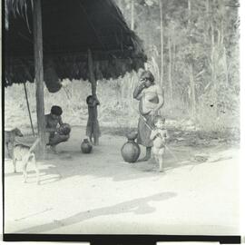Família indígena na varanda de casa