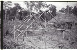 Casa indígena em construção