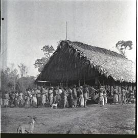 Índios Urubu reunidos