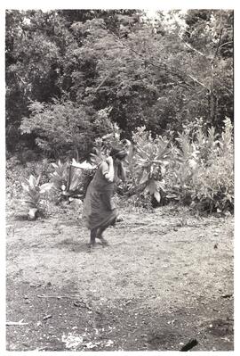 Índia Guarani Kaiwá carregando alimento