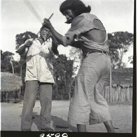 Índios Urubu dançando