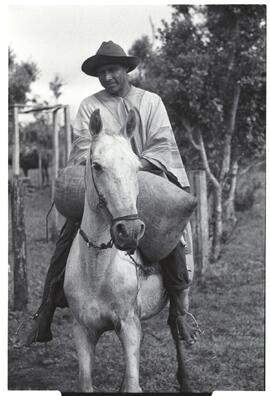 Índio Guarani Kaiwá montado a cavalo
